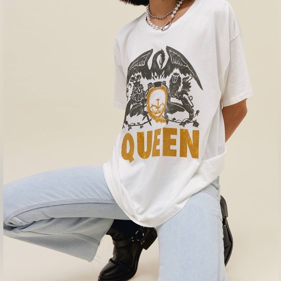 NWT - DAYDREAMER QUEEN GLITTER CREST MERCH TEE - Picture 2 of 4